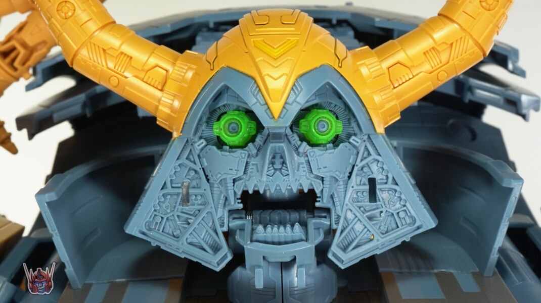 Transformers HasLab War For Cybertron Unicron Review  (16 of 58)